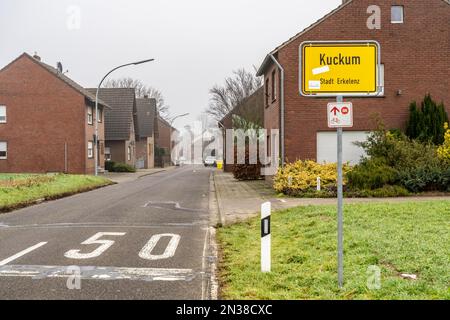Das Dorf Kuckum, das ursprünglich für das Braunkohlebergwerk Garzweiler II vorgesehen war, bleibt nach dem Kohlekompromiss bestehen, ist es aber größtenteils Stockfoto