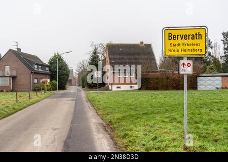 Das Dorf Beverath, das ursprünglich als Platz für das Braunkohlebergwerk Garzweiler II vorgesehen war, bleibt nach dem Kohlekompromiss bestehen, ist es aber größtenteils Stockfoto
