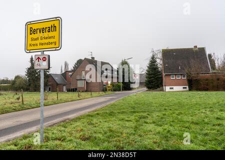Das Dorf Beverath, das ursprünglich als Platz für das Braunkohlebergwerk Garzweiler II vorgesehen war, bleibt nach dem Kohlekompromiss bestehen, ist es aber größtenteils Stockfoto