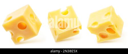 Drei Würfel Emmentaler Käse, isoliert auf weißem Hintergrund. Beschneidungspfad. Stockfoto