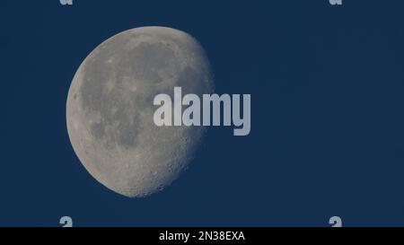 Foto des Mondes in der abnehmenden Gibbous-Mondphase. Stockfoto