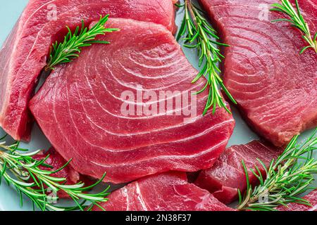 Frische Thunfischsteaks mit Kräutern. Stockfoto