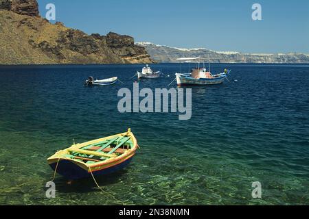 Booten entlang der Küste, Thirasia, Santorin, Kykladen, Griechenland Stockfoto