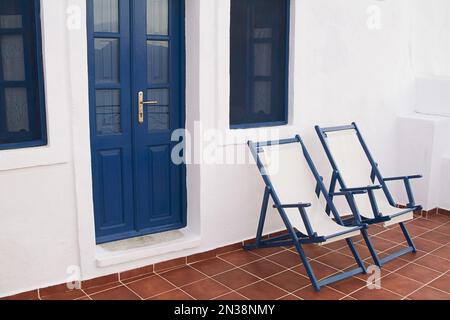 Stühle vor Wohnung, Oia, Santorini, Kykladen, Griechenland Stockfoto