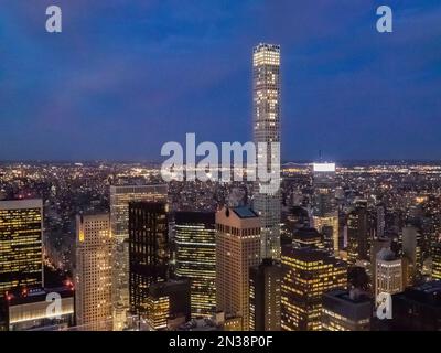 Blick von der Aussichtsplattform Top of the Rock im Twilight, Rockefeller Center, New York, USA Stockfoto