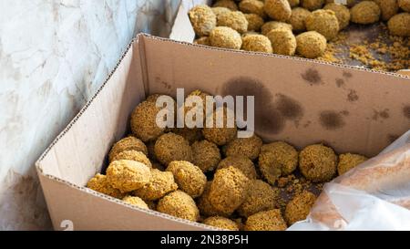 Pappkartons gefüllt mit frisch gebrannten Falafels Bälle in einer Bäckerei Stockfoto