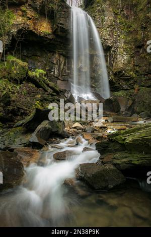 Der hohe wunderschöne Wasserfall im Dorf Resolven in Neath, South Wales, Großbritannien Stockfoto