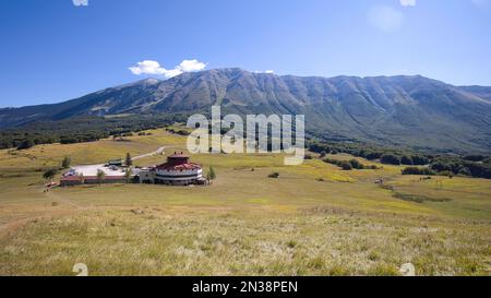 Blick auf den Passo San Leonardo und das Monte Amaro-Massiv in der Provinz L'Aquila in Italien. Stockfoto