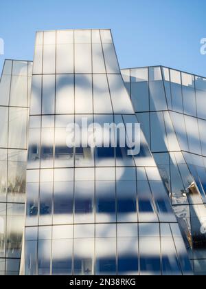 Frank Gehrys IAC Building aus High Line Park, New York, USA Stockfoto