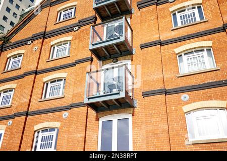 Hoher Apartmentblock mit Blick auf den Yachthafen von Ipswich, Suffolk, Großbritannien Stockfoto