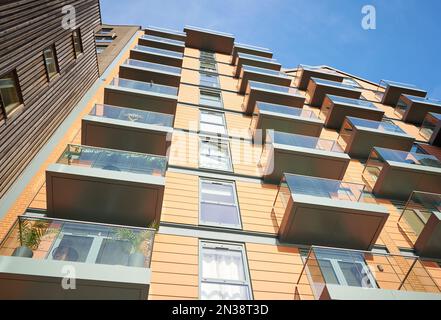 Hoher Apartmentblock mit Blick auf den Yachthafen von Ipswich, Suffolk, Großbritannien Stockfoto