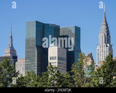 Blick vom Roosevelt Island of Empire State Building und Chrysler Building, New York, USA Stockfoto