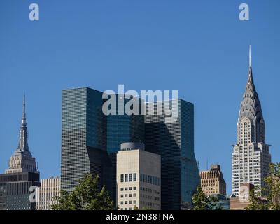 Blick vom Roosevelt Island of Empire State Building und Chrysler Building, New York, USA Stockfoto