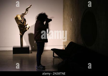 Teheran, Teheran, Iran. 7. Februar 2023. Ein Blick ins Innere des Teheraner Museums für zeitgenössische Kunst (TMoCA), während die Iraner die Spiegelreflexionen 2 (Fotos von Teheran in der Islamischen Revolution 1978) des iranischen Fotojournalisten Ghorban Khalili am 07. Februar 2023 in Teheran, Iran, besuchen. Das Teheran Museum of Contemporary Art, auch bekannt als TMoCA, gehört zu den größten Kunstmuseen im Iran. Es bietet Sammlungen von mehr als 3.000 Gegenständen, darunter die erstklassigen europäischen und amerikanischen Gemälde, Drucke, Zeichnungen, Fotografien und Skulpturen aus dem 19. Und 20. Jahrhundert. TMoCA hat auch eine der meisten Si Stockfoto