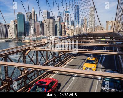 Skyline von Manhattan und Verkehr über die Brooklyn Bridge, Brooklyn, New York, USA Stockfoto