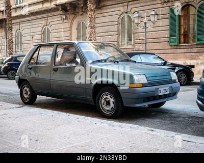 TARANTO, ITALIEN - 29. OKTOBER 2021: Renault 5 französischer Oldtimer in der zweiten Generation in einer Straße in Taranto, italien Stockfoto