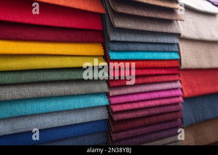 Nahaufnahme eines mehrfarbigen Textilmusters Stockfoto