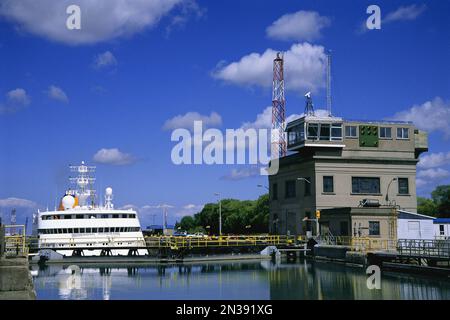 Kreuzfahrtschiff im Welland Kanal, St. Catharines, Ontario, Kanada Stockfoto