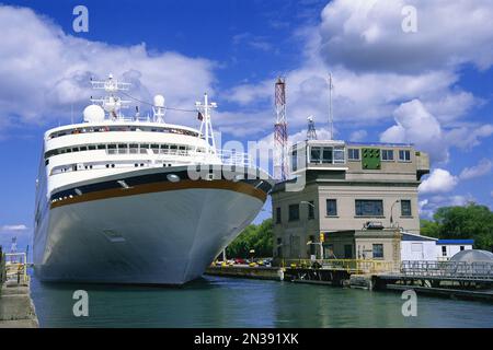 Kreuzfahrtschiff im Welland Kanal, St. Catharines, Ontario, Kanada Stockfoto