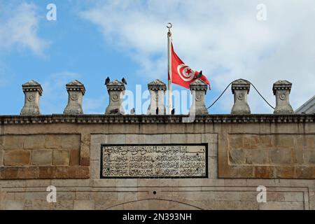 Arabische Inschrift auf dem berühmten Tor von Frankreich in Tunis Stockfoto