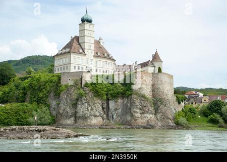 Schloss Schönbuhel aus dem 12. Jahrhundert, restauriert im 19. Jahrhundert, vierzig Meter über der Donau im touristischen Wachau-Tal (Österreich). Stockfoto