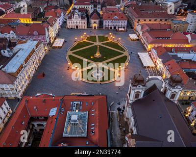 Blick auf den Union Square aus der Vogelperspektive mit den umliegenden Gebäuden im Barockstil. Das Foto wurde am 29. Januar 2023 in Timisoara, der europäischen Kultur, aufgenommen Stockfoto