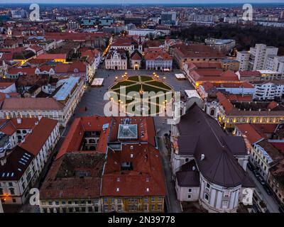 Blick auf den Union Square aus der Vogelperspektive mit den umliegenden Gebäuden im Barockstil. Das Foto wurde am 29. Januar 2023 in Timisoara, der europäischen Kultur, aufgenommen Stockfoto