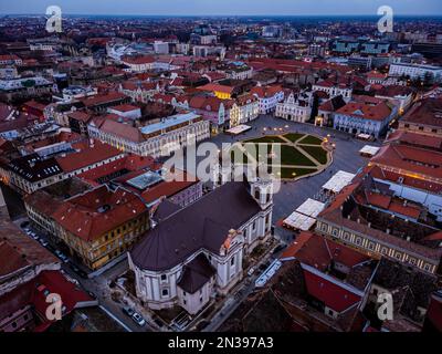 Blick auf den Union Square aus der Vogelperspektive mit den umliegenden Gebäuden im Barockstil. Das Foto wurde am 29. Januar 2023 in Timisoara, der europäischen Kultur, aufgenommen Stockfoto
