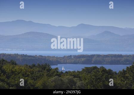 Blick auf den Adirondack Bergen und See Champlain aus Shelburne, Vermont, USA Stockfoto