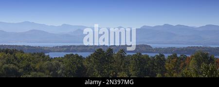 Blick auf den Adirondack Bergen und See Champlain aus Shelburne, Vermont, USA Stockfoto