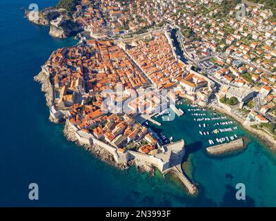 Luftaufnahme der Altstadt von Dubrovnik in Kroatien, UNESCO-Weltkulturerbe. Berühmte Touristenattraktion in der Adria. Stockfoto