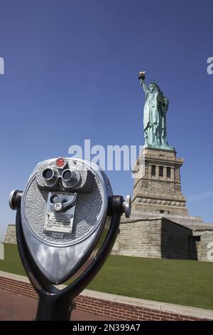 Sucher und Statue of Liberty, Liberty Island, New York City, New York, USA Stockfoto