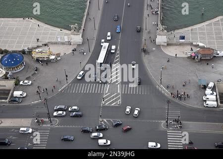 Aerial View der Verkehr in der Nähe Seineufer, Paris, Frankreich Stockfoto