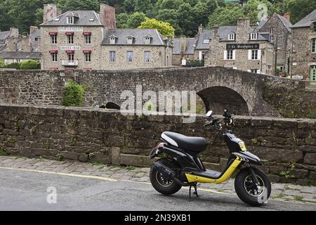 Scooter geparkt vom Straßenrand, alten Hafen am Fluss Rance, Dinan, Bretagne, Frankreich Stockfoto