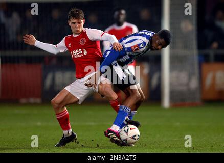 Lewis Warrington von Fleetwood Town und Sheffield Wednesday's Tyreeq Bakinson (rechts) kämpfen um den Ball während der vierten Wiederholung des FA Cup im Highbury Stadium, Fleetwood. Foto: Dienstag, 7. Februar 2023. Stockfoto