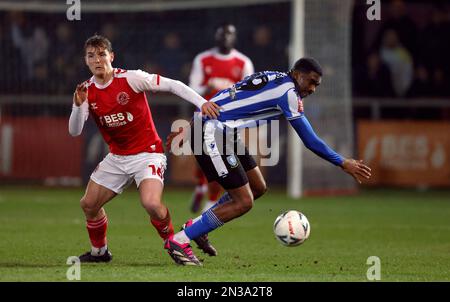 Lewis Warrington von Fleetwood Town und Sheffield Wednesday's Tyreeq Bakinson (rechts) kämpfen um den Ball während der vierten Wiederholung des FA Cup im Highbury Stadium, Fleetwood. Foto: Dienstag, 7. Februar 2023. Stockfoto