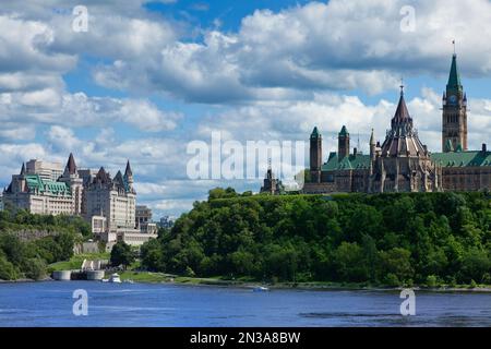 Fairmont Château Laurier und Parlamentsgebäude, Rideau Canal Locks, Ottawa River, Ottawa, Ontario, Kanada Stockfoto