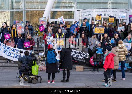 NHS-Krankenschwestern treten vor dem University College London Hospital in London auf und verlangen eine Gehaltserhöhung. Februar 7. 2023, London, Großbritannien. Stockfoto