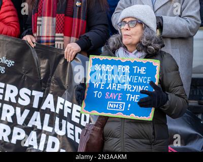 NHS-Krankenschwestern treten vor dem University College London Hospital in London auf und verlangen eine Gehaltserhöhung. Februar 7. 2023, London, Großbritannien. Stockfoto