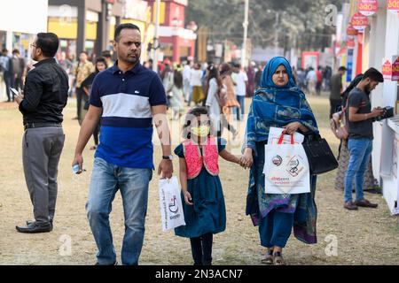 Dhaka, Bangladesch. 07. Februar 2023. Eine Familie, die auf der nationalen Buchmesse namens Ekushey Boi Mela in Dhaka gesehen wurde. Jedes Jahr organisiert die „Bangla Academy“ die nationale Buchmesse im Universitätsbereich von Dhaka. Diese Buchmesse ist die größte in Bangladesch und findet den ganzen Februar über statt. (Foto: Piyas Biswas/SOPA Images/Sipa USA) Guthaben: SIPA USA/Alamy Live News Stockfoto