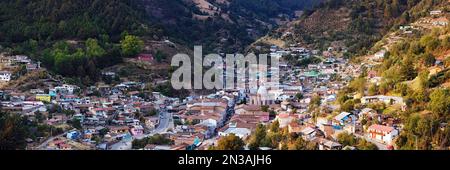 Überblick über die Stadt im Tal, Angangueo, Michoacan, Mexiko Stockfoto