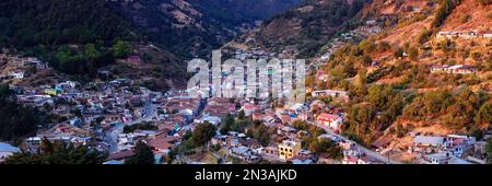 Überblick über die Stadt im Tal, Angangueo, Michoacan, Mexiko Stockfoto