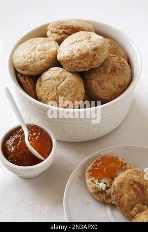 Schüssel mit Käsekekekekeksen mit rotem Pfeffergelee Stockfoto