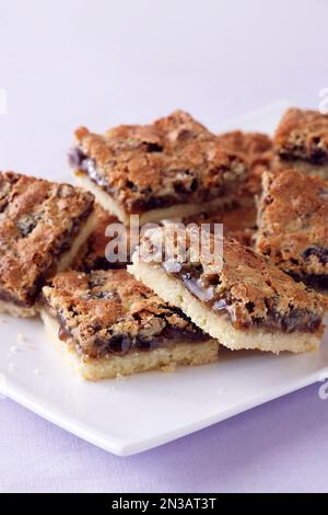 Buttertörtchen auf einem Teller mit violettem Hintergrund Stockfoto