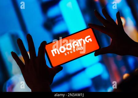 Brasilien. 07. Februar 2023. In dieser Abbildung wird das Mojang Studios Logo auf einem Smartphone-Bildschirm angezeigt. (Foto: Rafael Henrique/SOPA Images/Sipa USA) Guthaben: SIPA USA/Alamy Live News Stockfoto