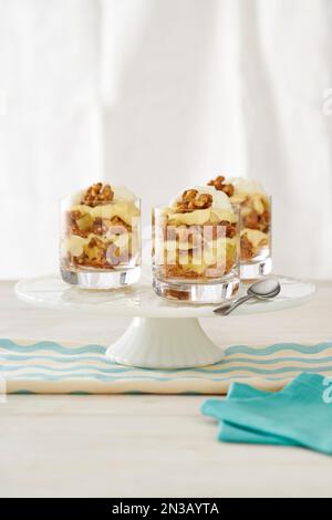 Einzelne Gläser Karottenkuchen auf einem weißen Kuchenständer Stockfoto