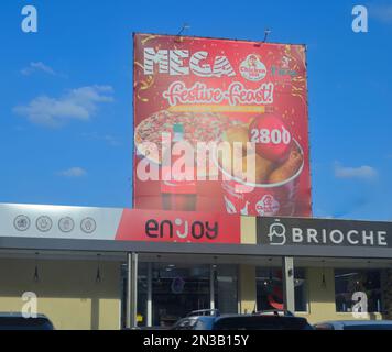 Eine Chicken Inn Plakatwerbung für die Feiertage am Jahresende, Nairobi KE Stockfoto