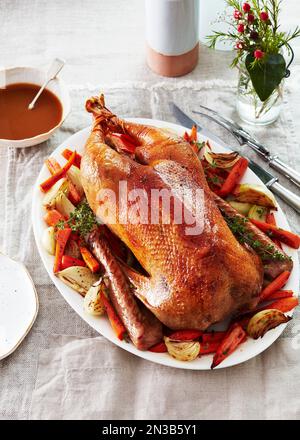 Gänse auf einem Teller mit Gemüse für ein festliches Abendessen rösten Stockfoto