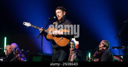 Glasgow, Schottland. 19. Januar 2023 John Doyle, irischer Musiker, trat im Konzertsaal Glasgow auf dem Transatlantic Sessions, Celtic Connections Musikfestival 2023 auf. Foto: Pauline Keightley/Alamy. Stockfoto