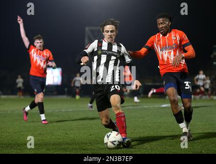 Danilo Orsi-Dadomo (Zentrum) von Grimsby Town und Gabriel Osho von Luton Town kämpfen während der vierten Wiederholung des FA-Pokals im Blundell Park, Cleethorpes, um den Ball. Foto: Dienstag, 7. Februar 2023. Stockfoto